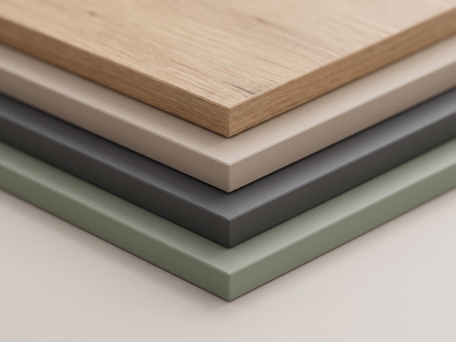 Nahaufnahme einer Möbelfront mit Dekor und gerundeter Kante